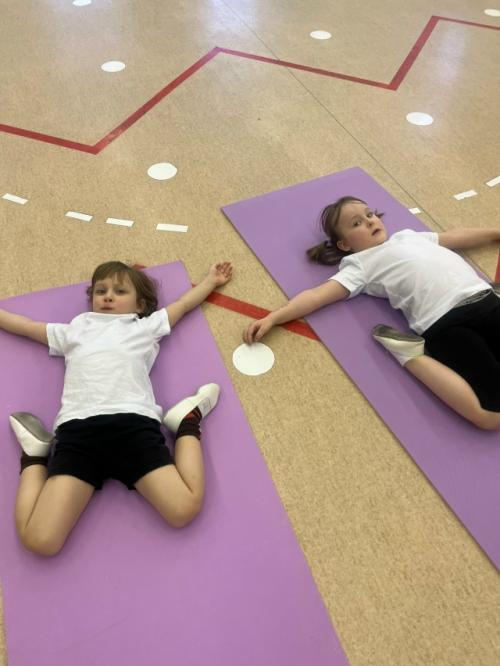 Двигательную активность детей на фитнес - тренировке мы развиваем через использование игровых приёмов. 08