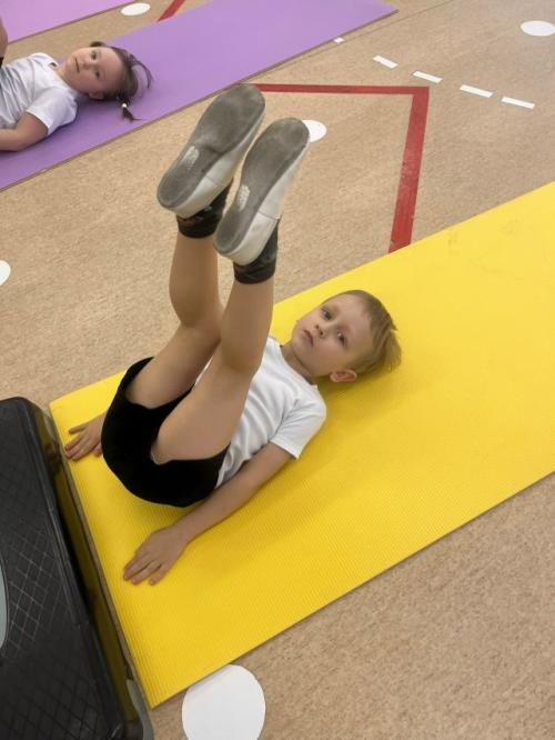 Двигательную активность детей на фитнес - тренировке мы развиваем через использование игровых приёмов. 06