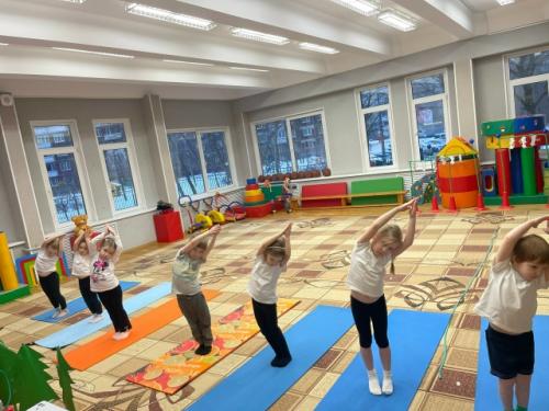 На занятии по детскому фитнесу дети средних групп выполняли упражнения стретчинга (растяжки. 06