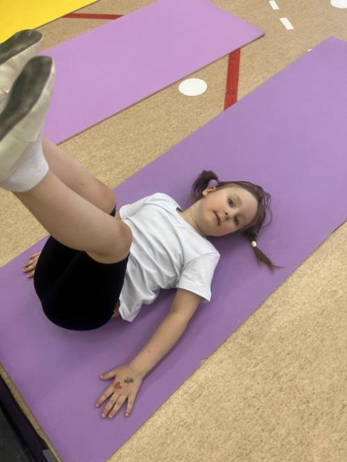 Двигательную активность детей на фитнес - тренировке мы развиваем через использование игровых приёмов. 07