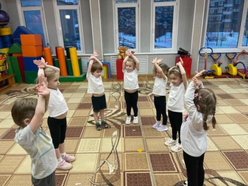 На занятии по детскому фитнесу дети средних групп выполняли упражнения стретчинга (растяжки. 02