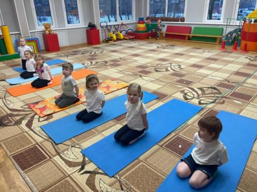 На занятии по детскому фитнесу дети средних групп выполняли упражнения стретчинга (растяжки. 08