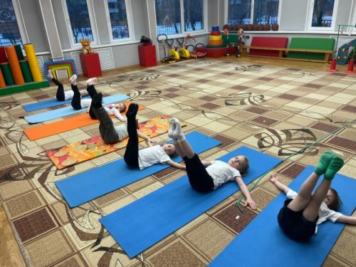 На занятии по детскому фитнесу дети средних групп выполняли упражнения стретчинга (растяжки. 01