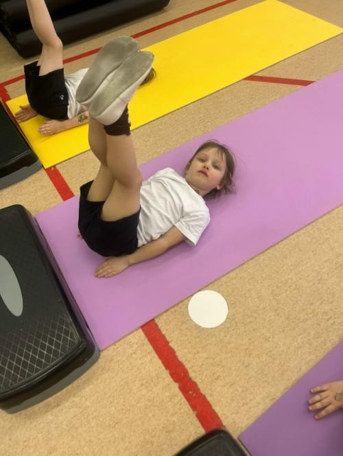 Двигательную активность детей на фитнес - тренировке мы развиваем через использование игровых приёмов. 04