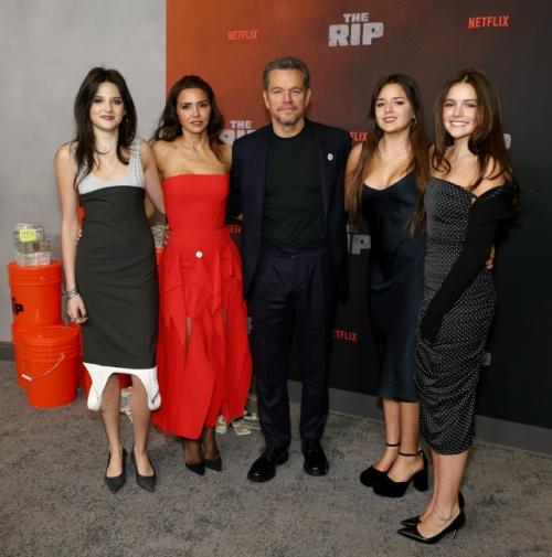 Мэтт Деймон появился на публике вместе с супругой и тремя дочерьми. 
