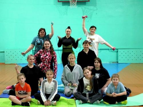 Анна Вепринцева ведет фитнес - аэробику.

