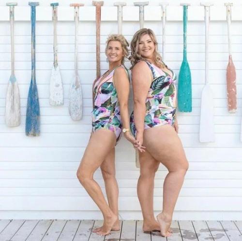 Девушки с разными комплекциями оделись одинаково. 03