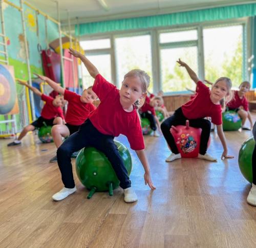 Дошкольный возраст представляет собой идеальное время для формирования двигательных навыков и физических характеристик у детей. 02