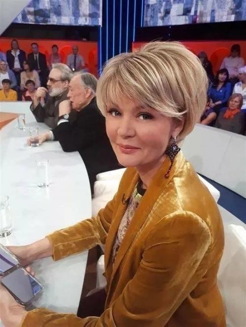 Юлия Меньшова ответила на критику своего внешнего вида, заявив, что не стремится выглядеть моложе, а просто хочет быть красивой в любом возрасте. 02