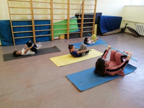 Каникулы онлайн. На каникулах в нашей школе заработал физкультурно - оздоровительный фитнес-клуб Пчела. 03