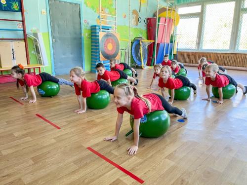 Дошкольный возраст представляет собой идеальное время для формирования двигательных навыков и физических характеристик у детей. 03