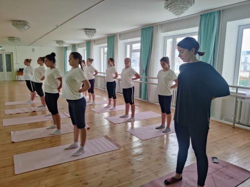 В рамках грантовой практики Другая Я занятия йогой продолжаются. 01