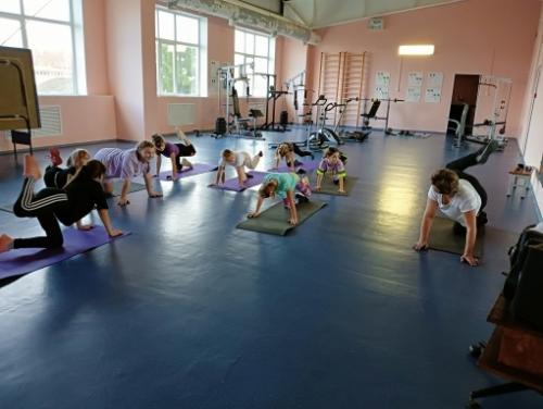 В тренажерном зале бассейна Волна проходят занятия по дополнительной общеразвивающей программе дома детского творчества оздоровительный фитнес. 04