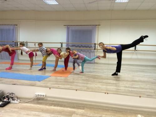 Fade - это техника стрижки, при которой волосы на затылочной и височной частях головы плавно переходят к более коротким. 04