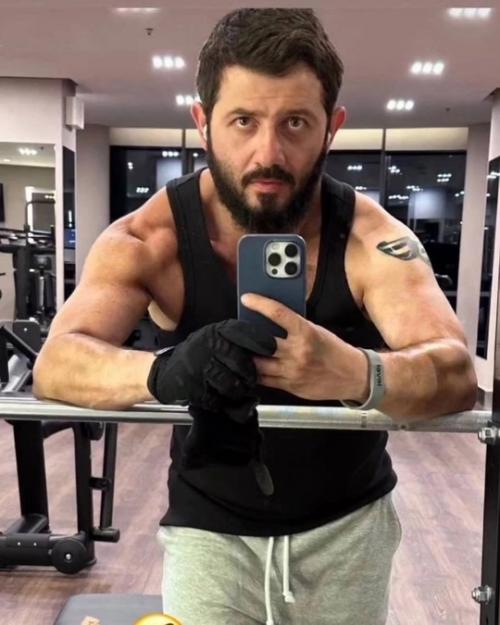 Шоумен Михаил галустян сменил имидж и показал свое преображение в блоге. 02