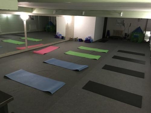 Fade - это техника стрижки, при которой волосы на затылочной и височной частях головы плавно переходят к более коротким. 06