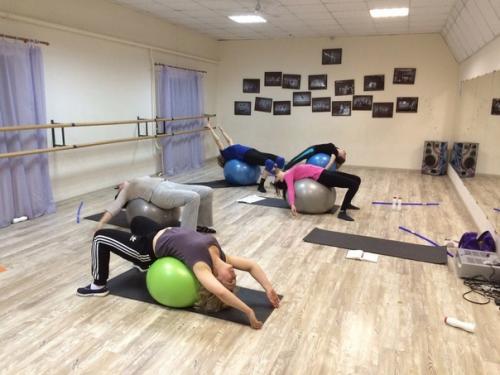 Fade - это техника стрижки, при которой волосы на затылочной и височной частях головы плавно переходят к более коротким. 01