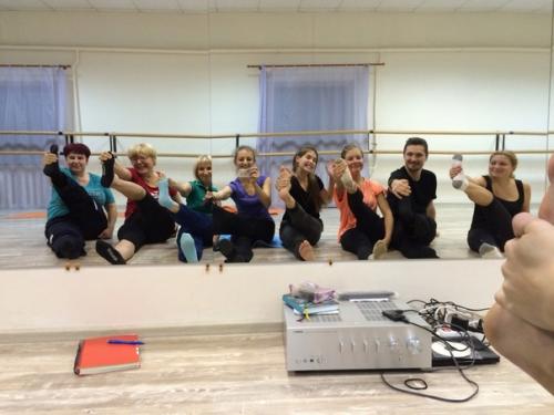 Fade - это техника стрижки, при которой волосы на затылочной и височной частях головы плавно переходят к более коротким. 02