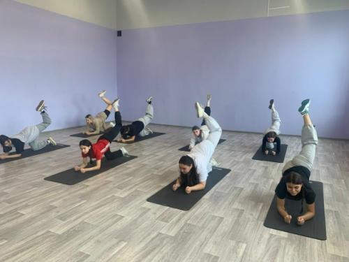 В медногорском филиале гапоу Оомк проходят занятия в кружке  аэробика. 01