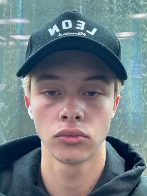 В недавнем интервью популярный актер Леон кемстач признался, что его привлекают девушки с естественной красотой. 01