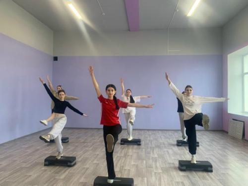 В медногорском филиале гапоу Оомк проходят занятия в кружке  аэробика. 03