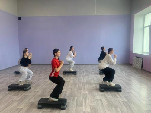В медногорском филиале гапоу Оомк проходят занятия в кружке  аэробика. 05