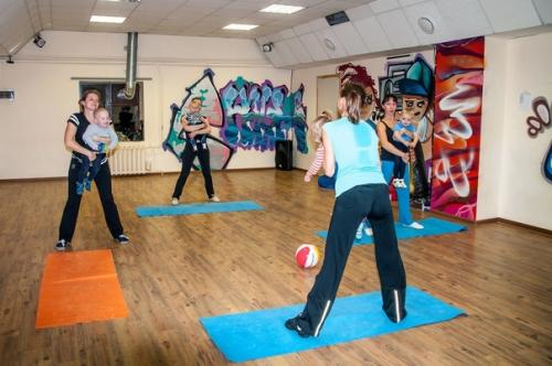 Fade - это техника стрижки, при которой волосы на затылочной и височной частях головы плавно переходят к более коротким. 03