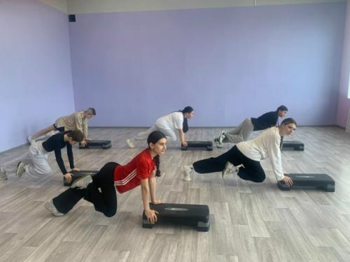 В медногорском филиале гапоу Оомк проходят занятия в кружке  аэробика. 06