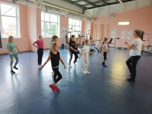 В тренажерном зале бассейна Волна проходят занятия по дополнительной общеразвивающей программе дома детского творчества оздоровительный фитнес. 02