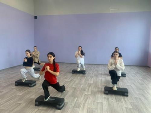 В медногорском филиале гапоу Оомк проходят занятия в кружке  аэробика. 04