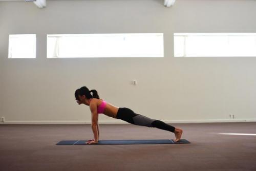 Как при помощи пяти поз в йоге избавиться от жировых складок на талии. 03 Как при помощи пяти поз в йоге избавиться от жировых складок на талии. 03