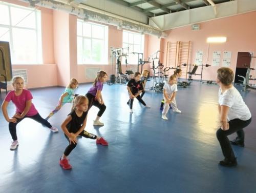 В тренажерном зале бассейна Волна проходят занятия по дополнительной общеразвивающей программе дома детского творчества оздоровительный фитнес. 01