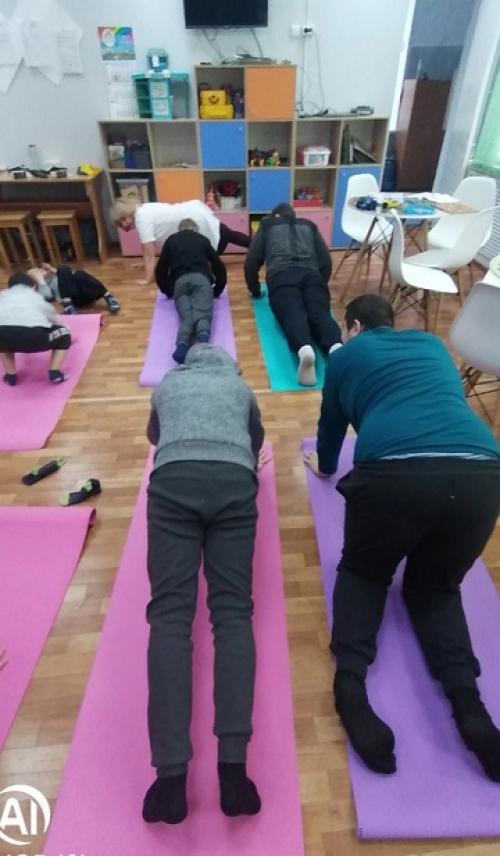 Одним из видов инвентаря в детском фитнес являются фитнес - резинки. 03