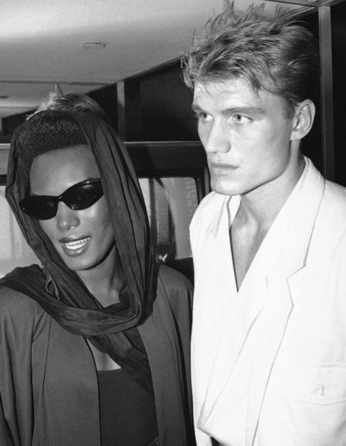 История любви Грейс Джонс и Дольфа лундгрена началась в Нью-йорке, где он, ещё будучи студентом - химиком, подрабатывал вышибалой в клубе. 02