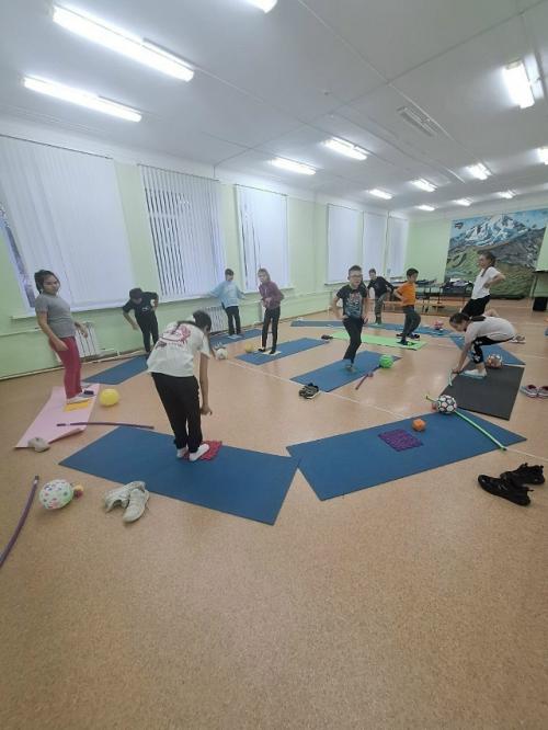 В объединении Детский Фитнес дети выполняли целый курс упражнений на коррекцию и профилактику сколиоза, осанки, и плоскостопия. 02