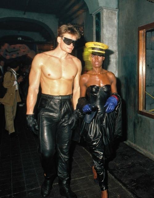 История любви Грейс Джонс и Дольфа лундгрена началась в Нью-йорке, где он, ещё будучи студентом - химиком, подрабатывал вышибалой в клубе. 03