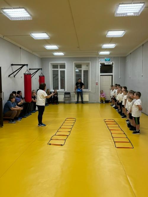 Открытое занятие Предновогодние Весёлые Стартыпо фитнес - аэробике прошло энергично, дружелюбно и уверенно. 02