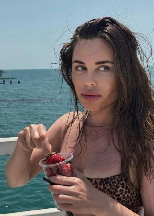 Юлия Михалкова, несмотря на свой возраст, продолжает удивлять свежим взглядом на жизнь и творчество. 02