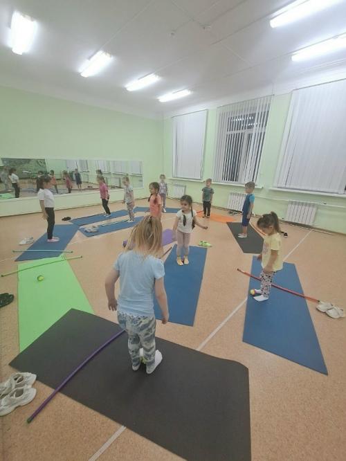 В объединении Детский Фитнес дети выполняли целый курс упражнений на коррекцию и профилактику сколиоза, осанки, и плоскостопия. 04