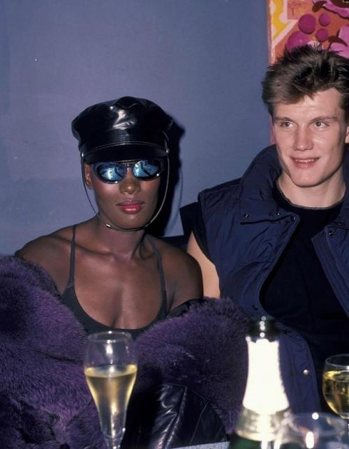 История любви Грейс Джонс и Дольфа лундгрена началась в Нью-йорке, где он, ещё будучи студентом - химиком, подрабатывал вышибалой в клубе. 01