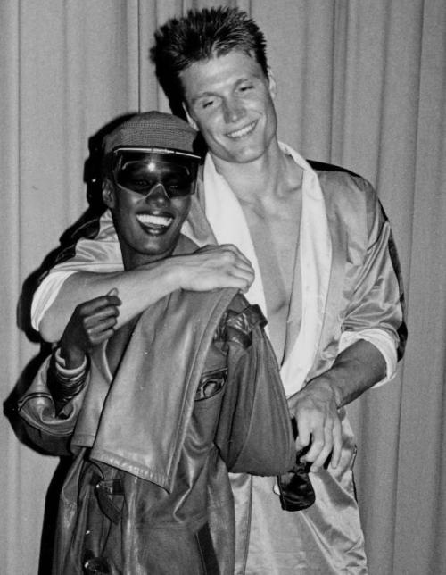 История любви Грейс Джонс и Дольфа лундгрена началась в Нью-йорке, где он, ещё будучи студентом - химиком, подрабатывал вышибалой в клубе. 04