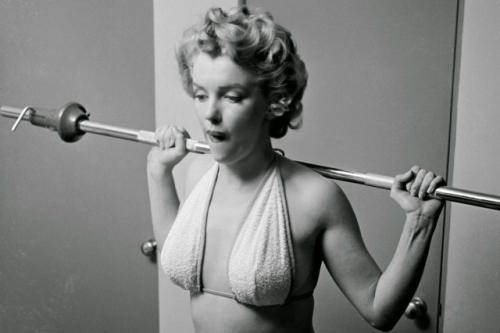 Мэрилин Монро не любила спорт, особенно на открытом воздухе. 01