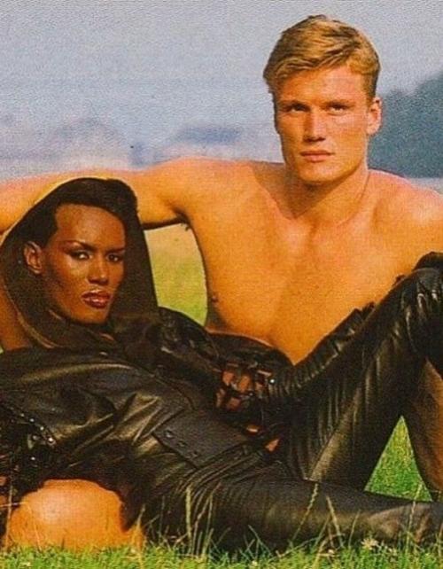 История любви Грейс Джонс и Дольфа лундгрена началась в Нью-йорке, где он, ещё будучи студентом - химиком, подрабатывал вышибалой в клубе. 06