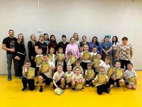 Открытое занятие Предновогодние Весёлые Стартыпо фитнес - аэробике прошло энергично, дружелюбно и уверенно. 01