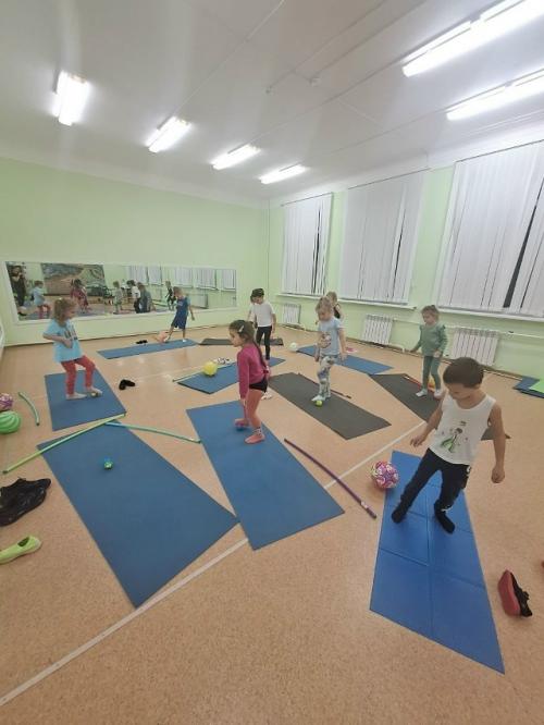 В объединении Детский Фитнес дети выполняли целый курс упражнений на коррекцию и профилактику сколиоза, осанки, и плоскостопия. 01