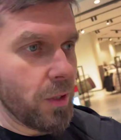 Эпизод 931.  Зелёная атака в торговом центре. 01