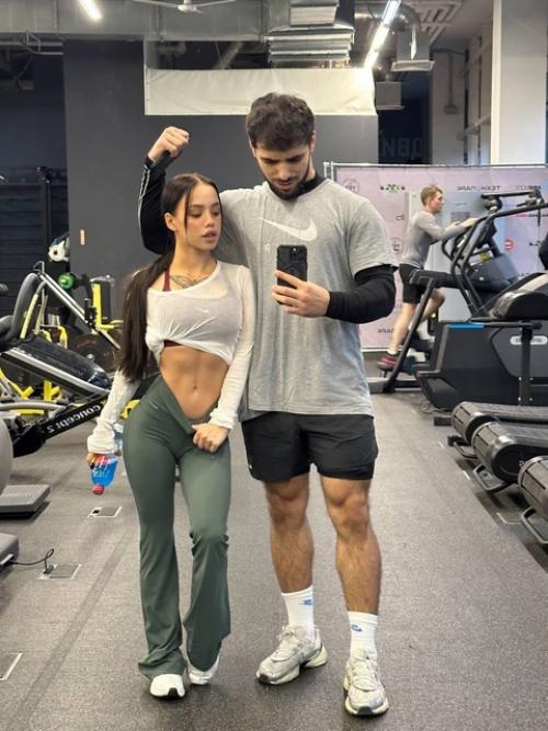 Эвелина лунаком о своих достижениях в фитнесе рассказывает. 01