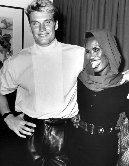 История любви Грейс Джонс и Дольфа лундгрена началась в Нью-йорке, где он, ещё будучи студентом - химиком, подрабатывал вышибалой в клубе. 05