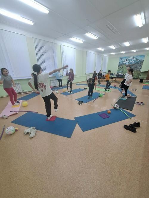 В объединении Детский Фитнес дети выполняли целый курс упражнений на коррекцию и профилактику сколиоза, осанки, и плоскостопия. 03