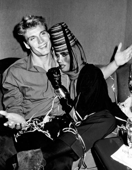 История любви Грейс Джонс и Дольфа лундгрена началась в Нью-йорке, где он, ещё будучи студентом - химиком, подрабатывал вышибалой в клубе. 08